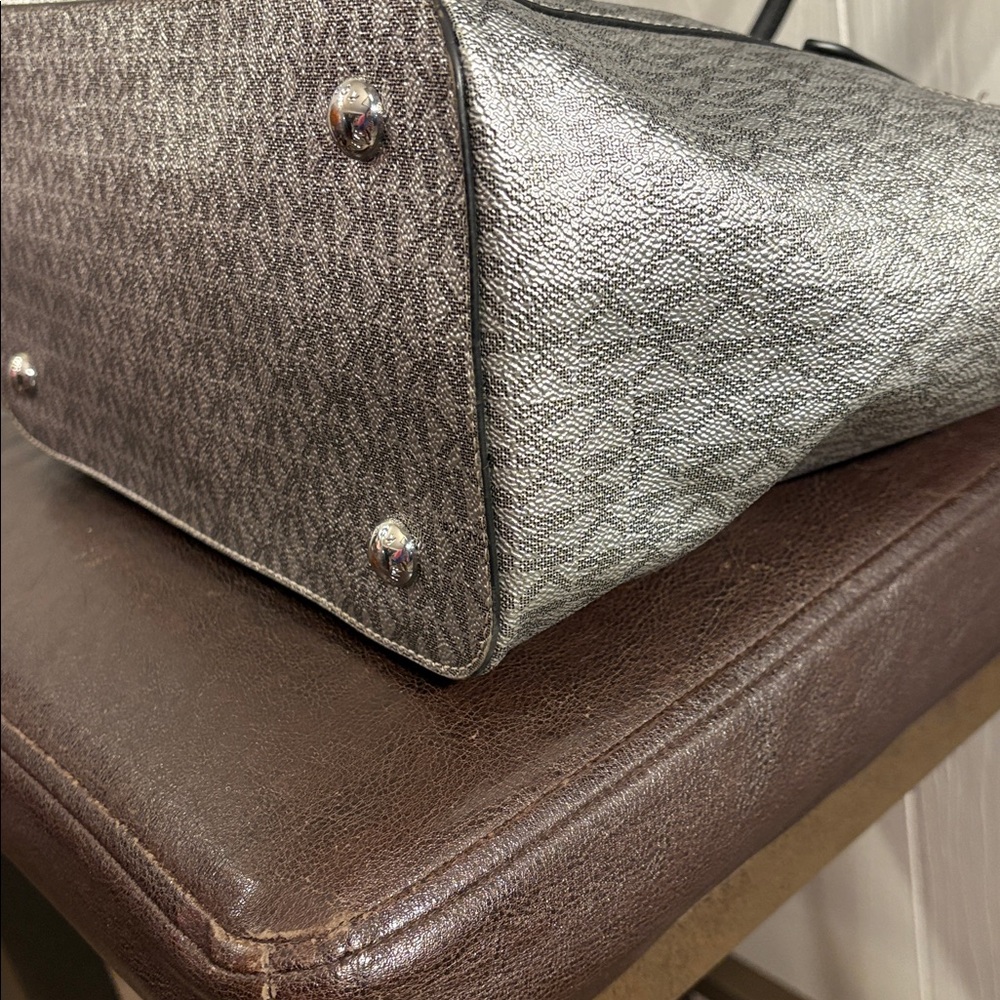 Like New Michael Kors Metallic Jetset Handbag ❤️ - Picture 7 of 12